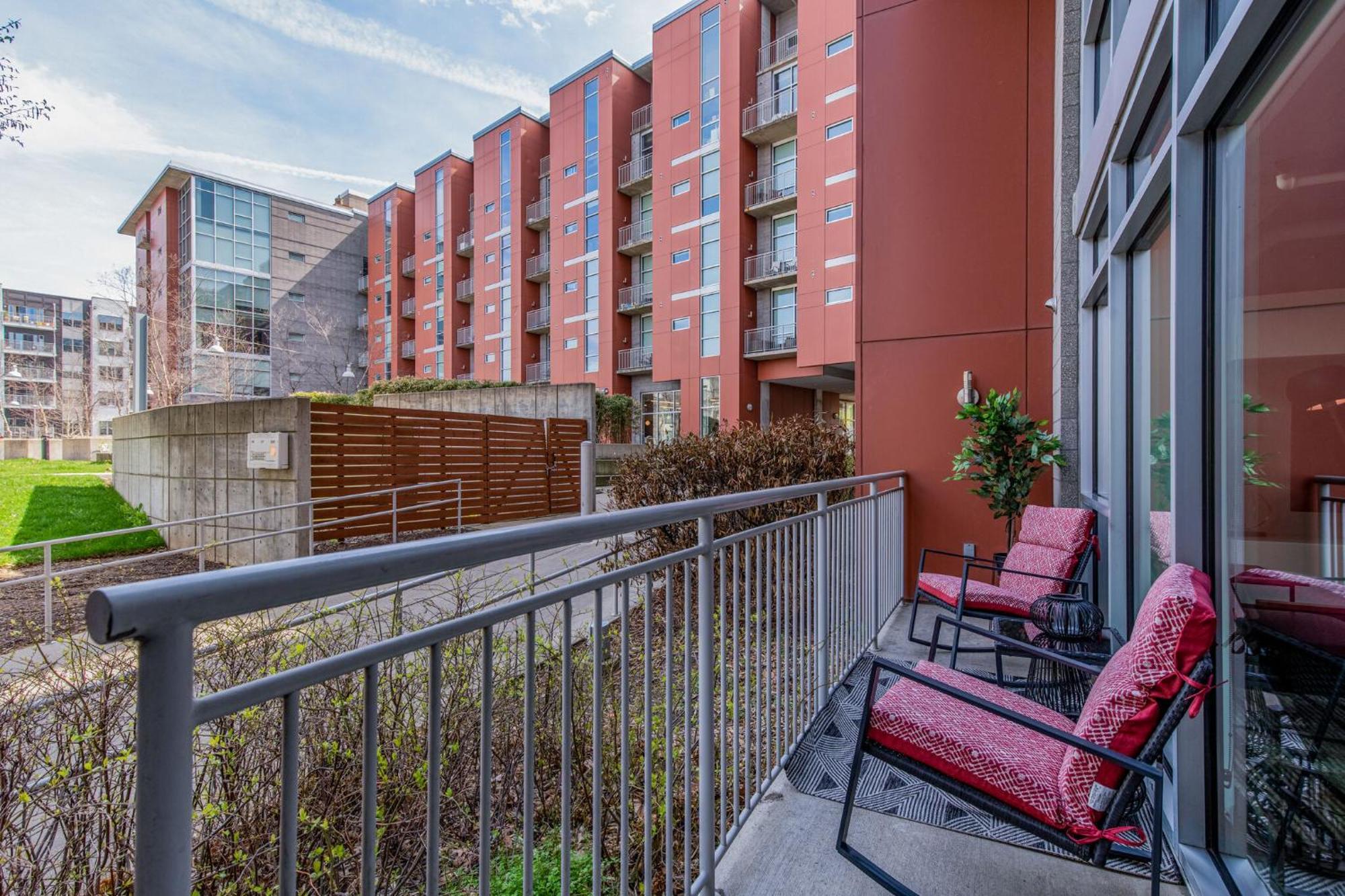 Luxe + Modern Johnny Cash Inspired Executive Condo Nashville Exterior foto